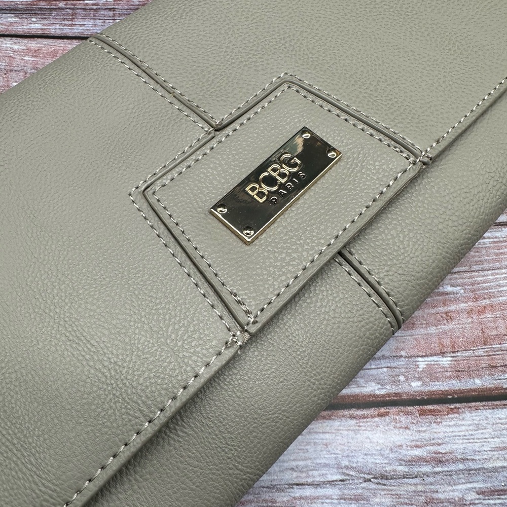 BCBG | Gray Soft Vegan Pebble Leather Maxi Clutch NWT - Picture 2 of 7